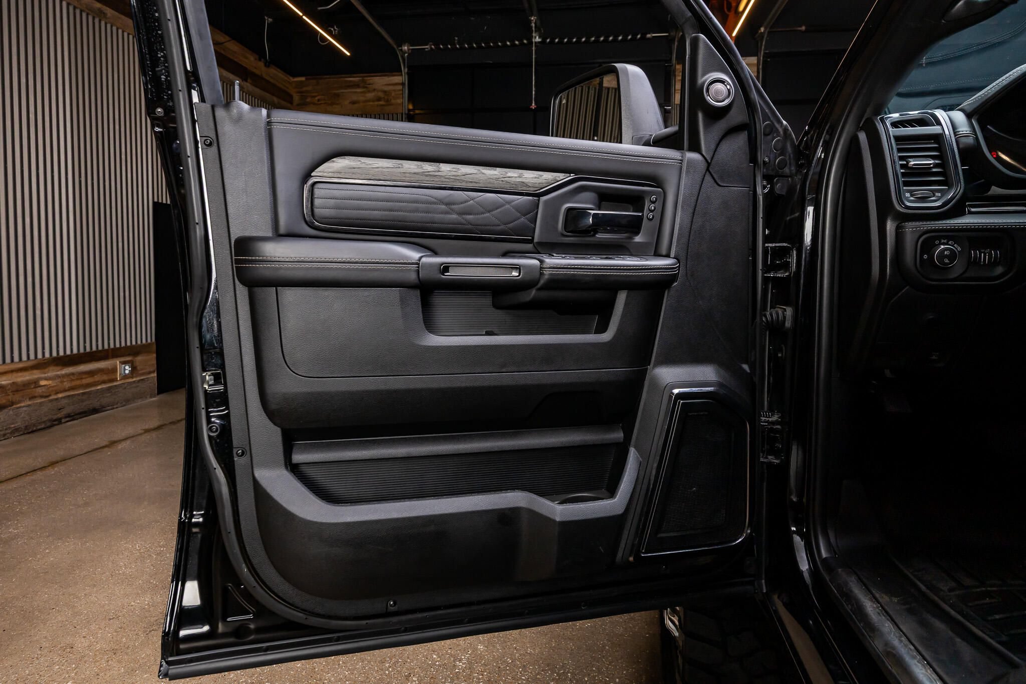 Used 2025 RAM 3500 Limited AWD/4WD image 38