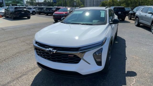New 2026 Chevrolet Trax RS w/ Sunroof Package FWD image 5