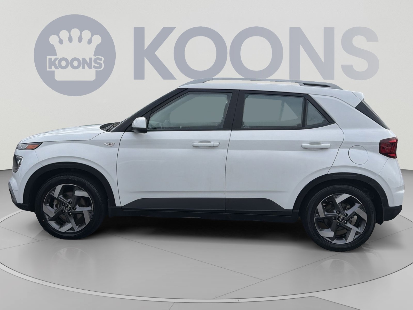 Used 2022 Hyundai Venue SEL FWD image 2