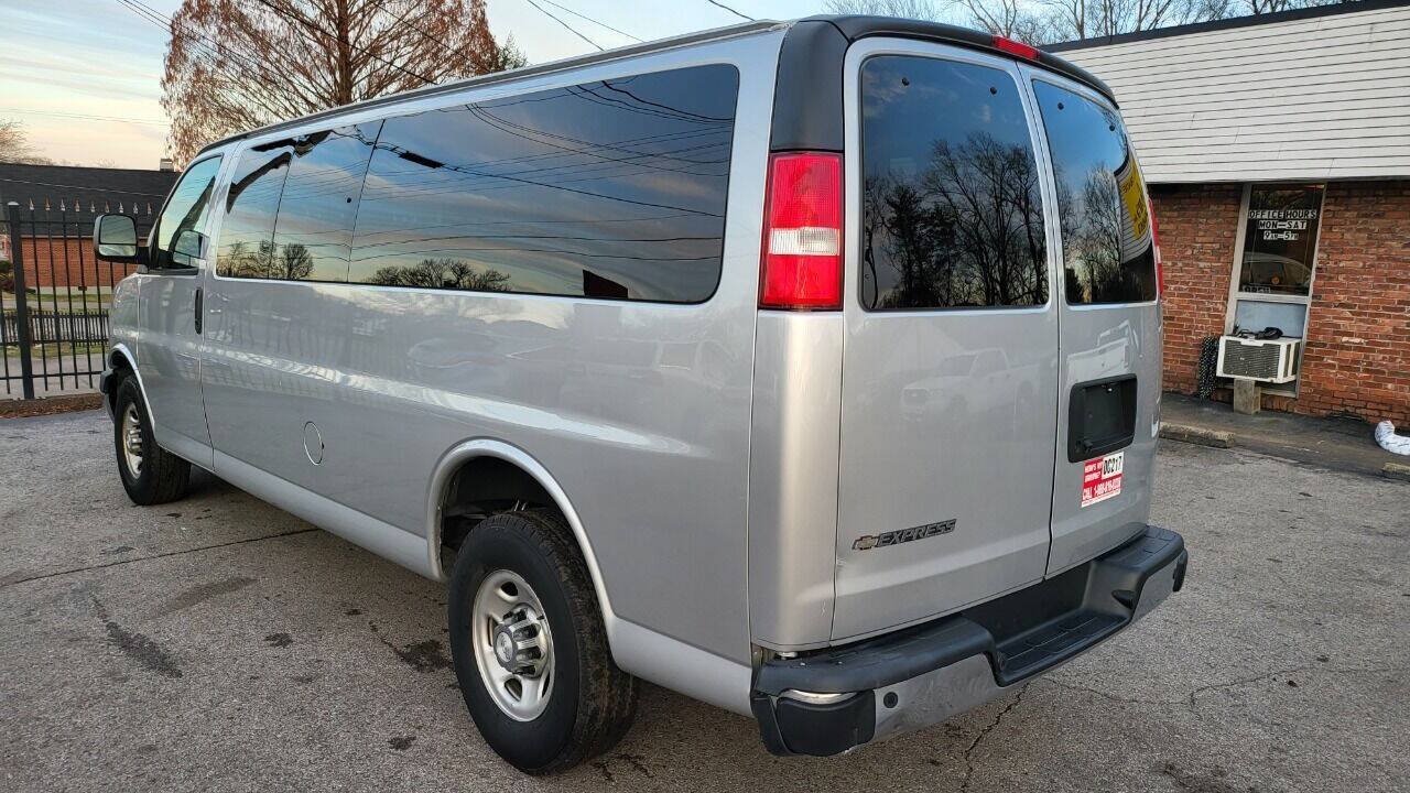 Used 2018 Chevrolet Express 3500 LT w/ LT Preferred Equipment Group RWD image 11