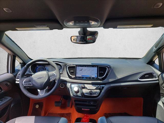 Used 2026 Chrysler Pacifica Select FWD image 14