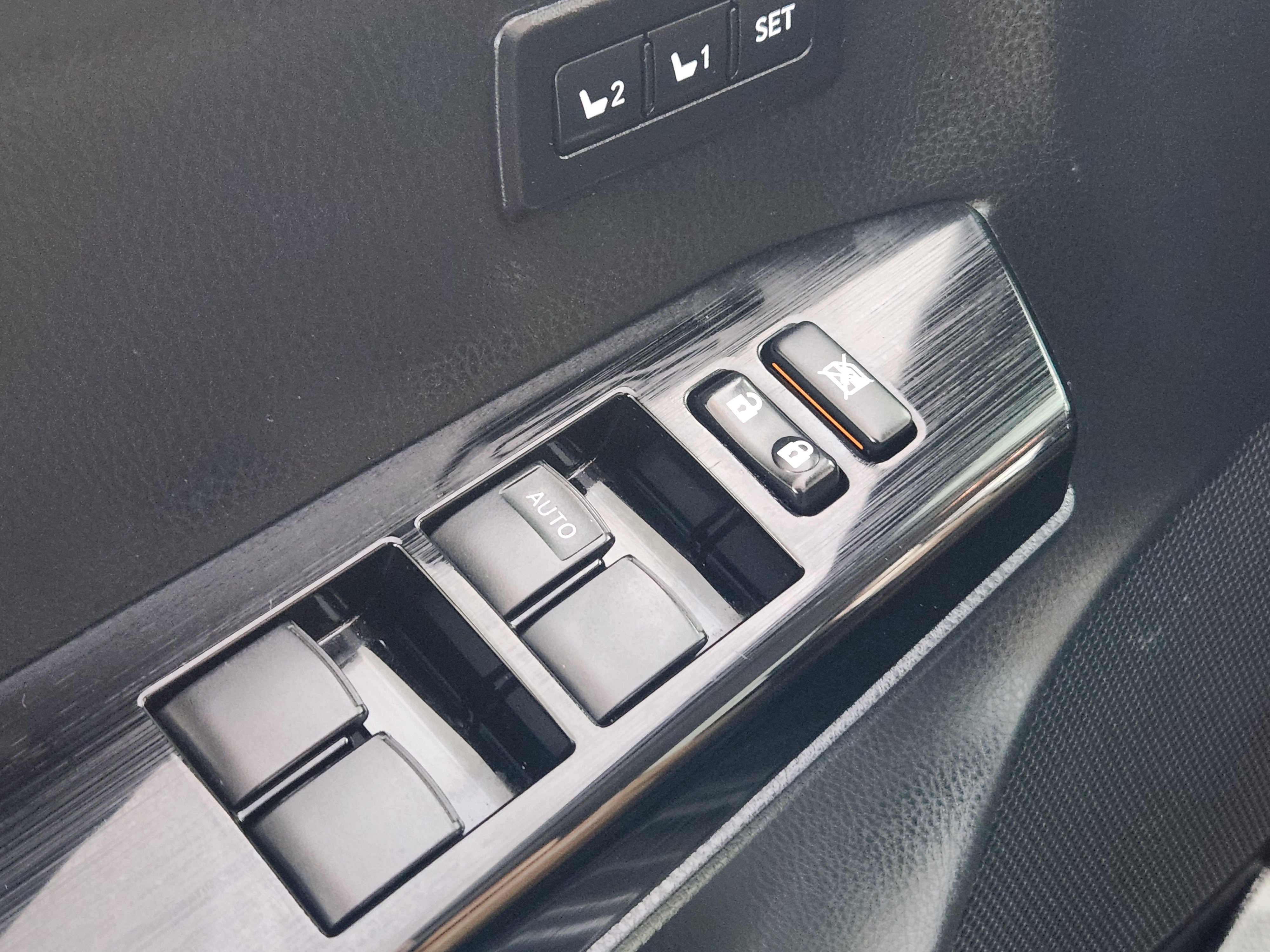 Used 2017 Toyota RAV4 Limited image 17