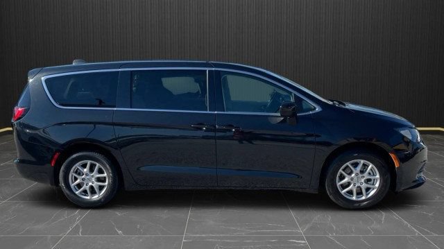 Used 2022 Chrysler Voyager LX FWD image 6