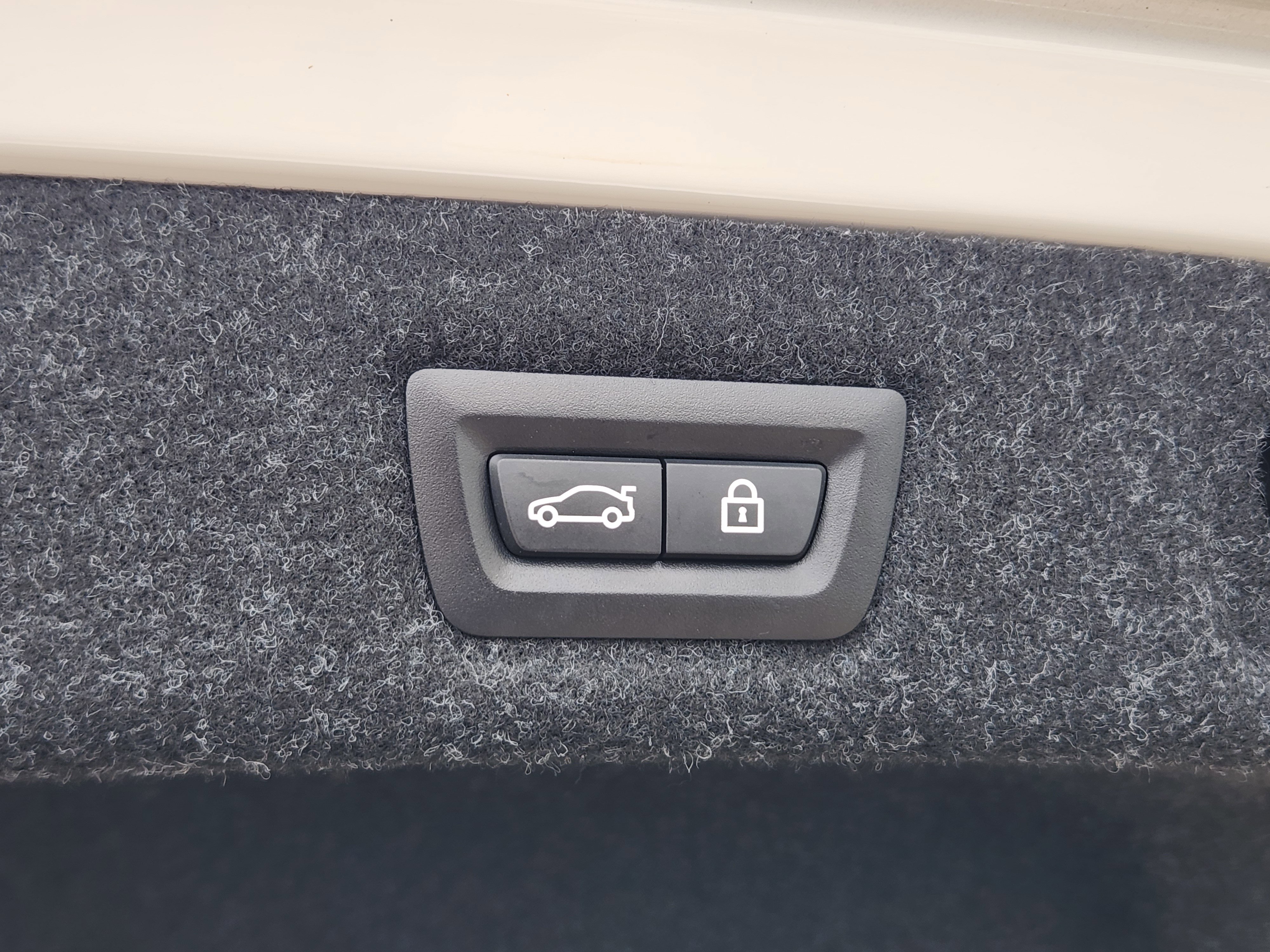 Used 2020 BMW 530e w/ M Sport Package image 39