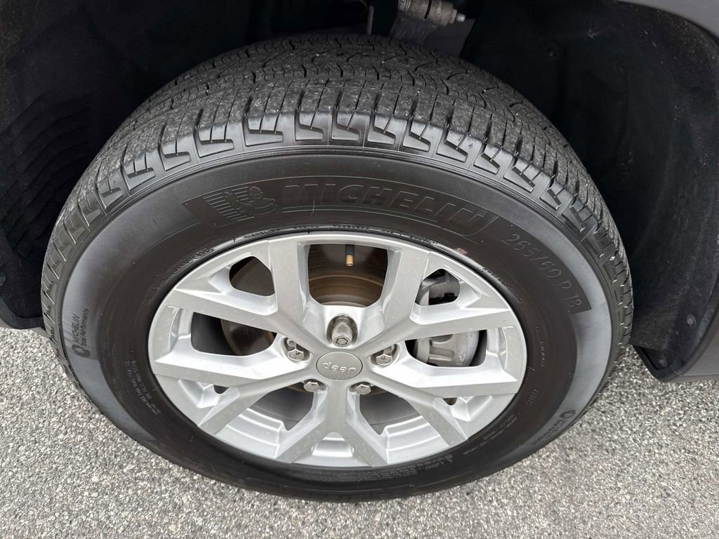 Used 2023 Jeep Grand Cherokee L Limited w/ Luxury Tech Group II image 12