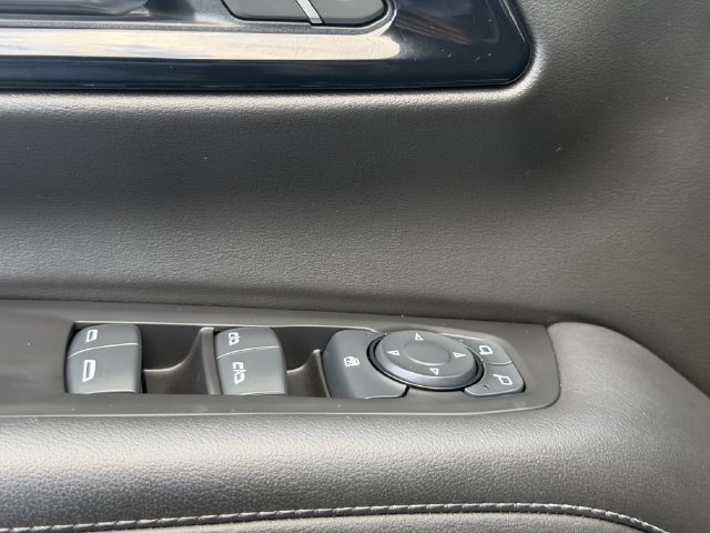 Used 2025 Chevrolet Suburban LT RWD image 21