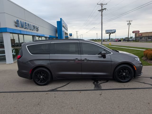 Used 2022 Chrysler Pacifica Touring-L FWD image 2