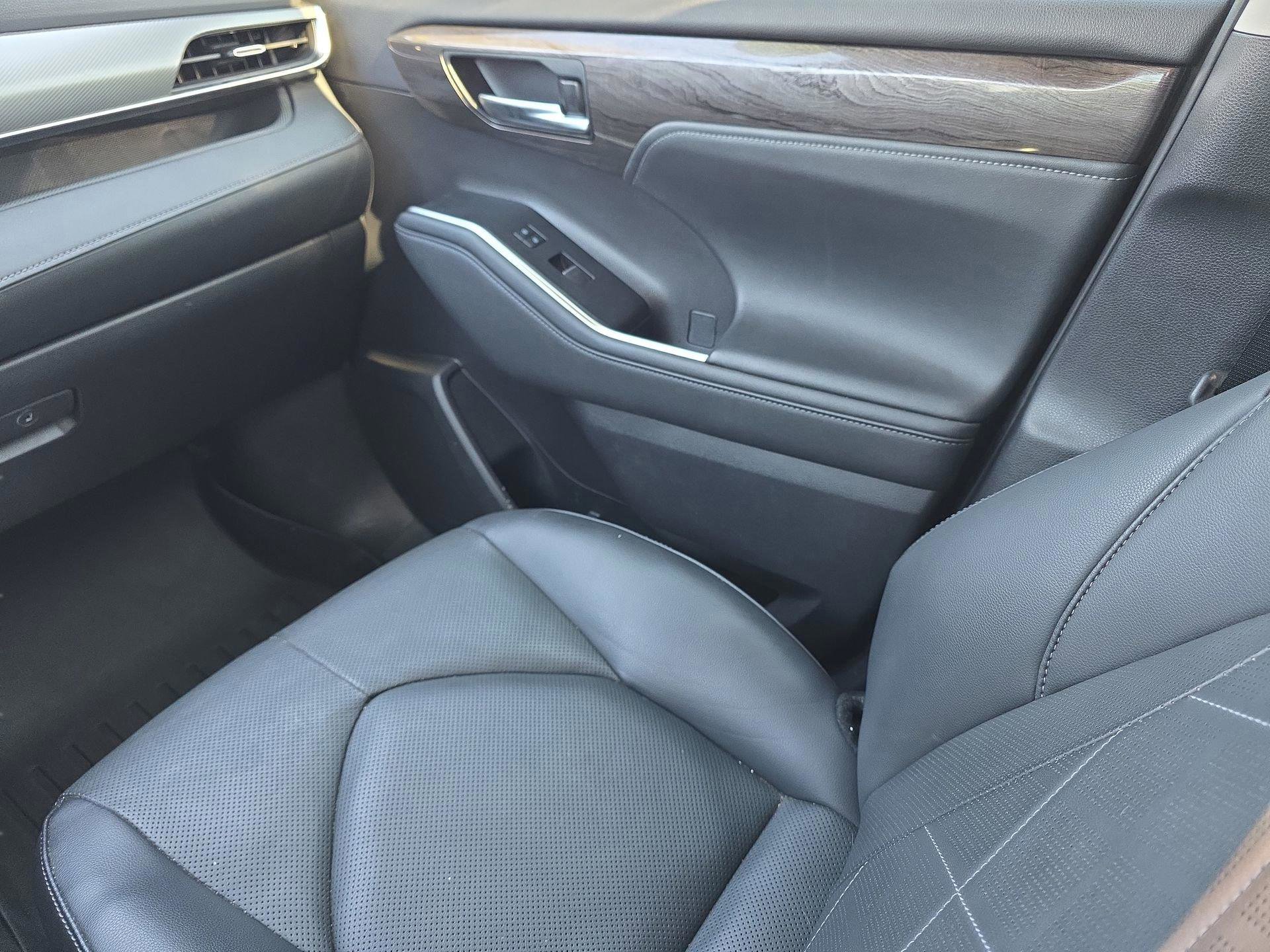 Used 2023 Toyota Highlander Platinum image 12