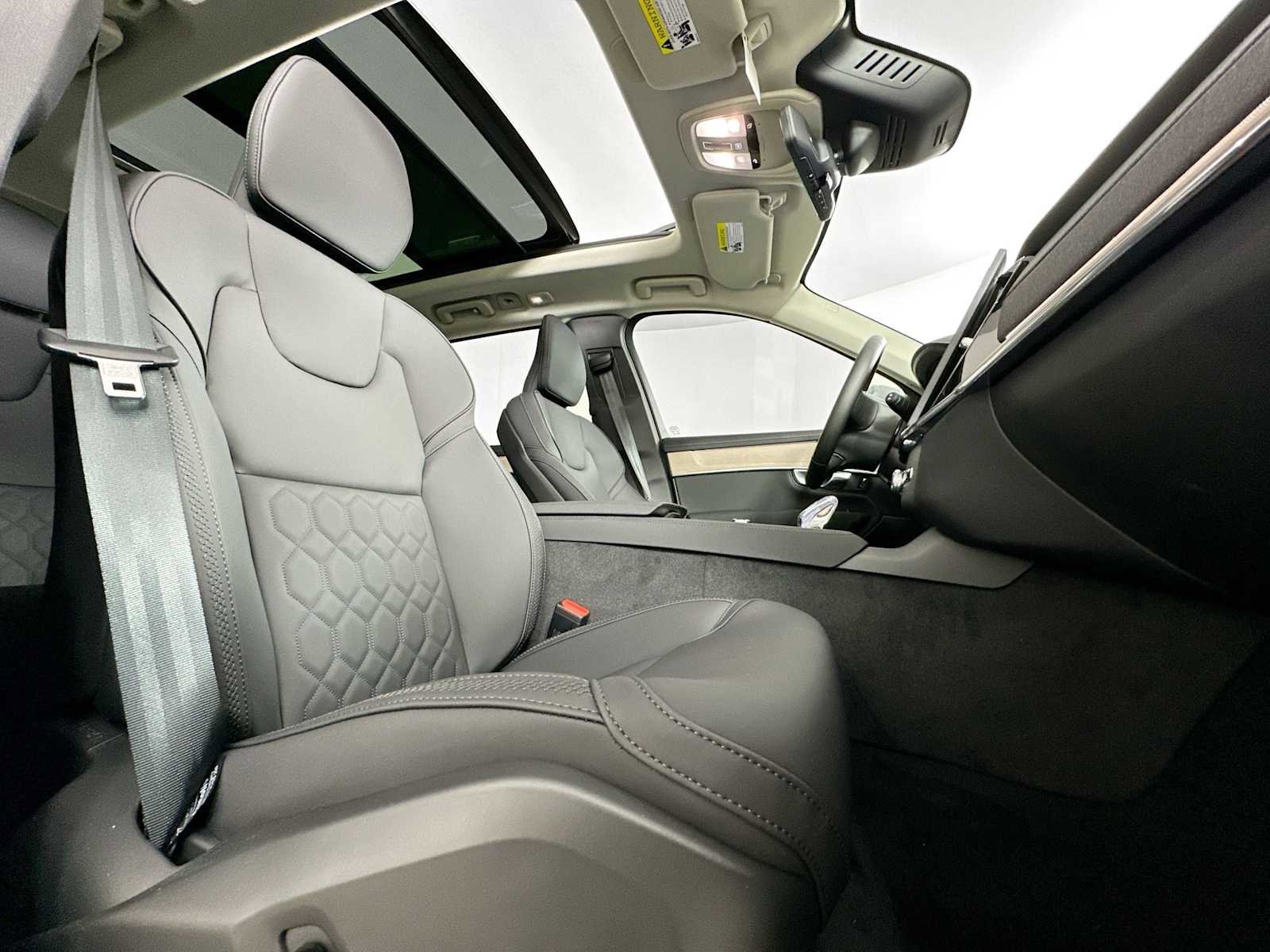Used 2025 Volvo XC90 B6 Plus w/ Protection Package Premier image 28