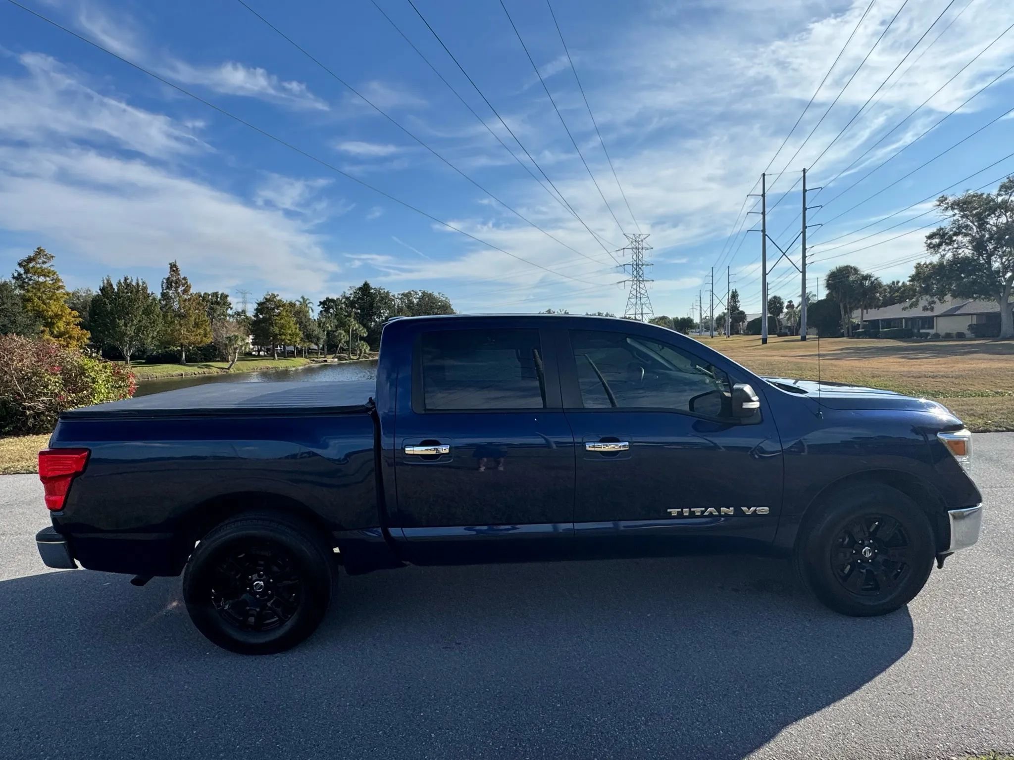 Used 2018 Nissan Titan SV image 4