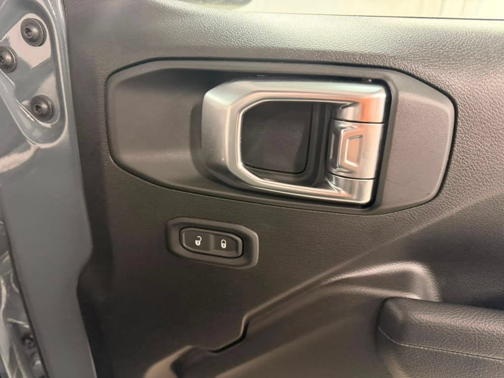 Used 2025 Jeep Wrangler Sport AWD/4WD image 38