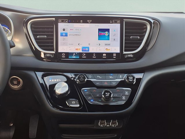 New 2025 Chrysler Voyager LX image 20