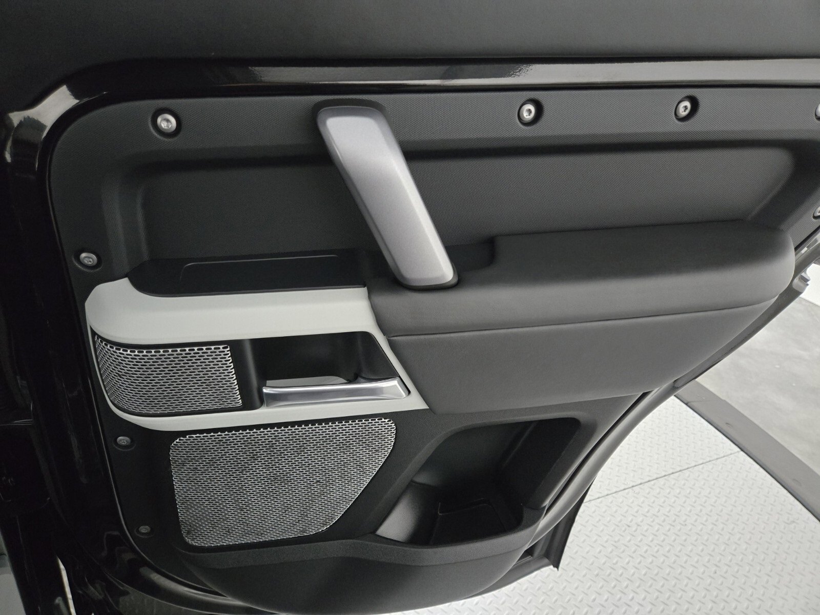 Used 2023 Land Rover Defender 130 X-Dynamic SE image 22