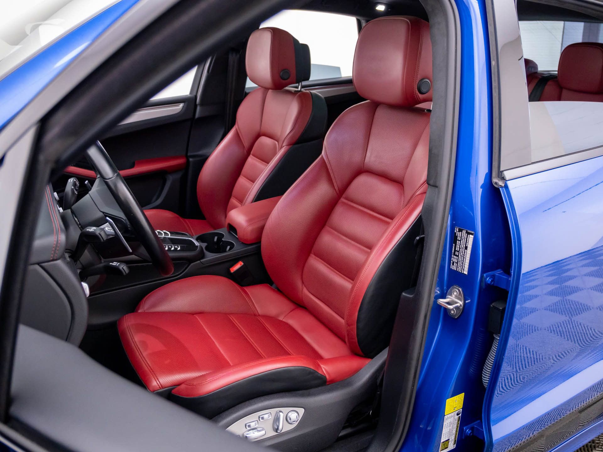 Certified 2021 Porsche Macan Turbo image 5