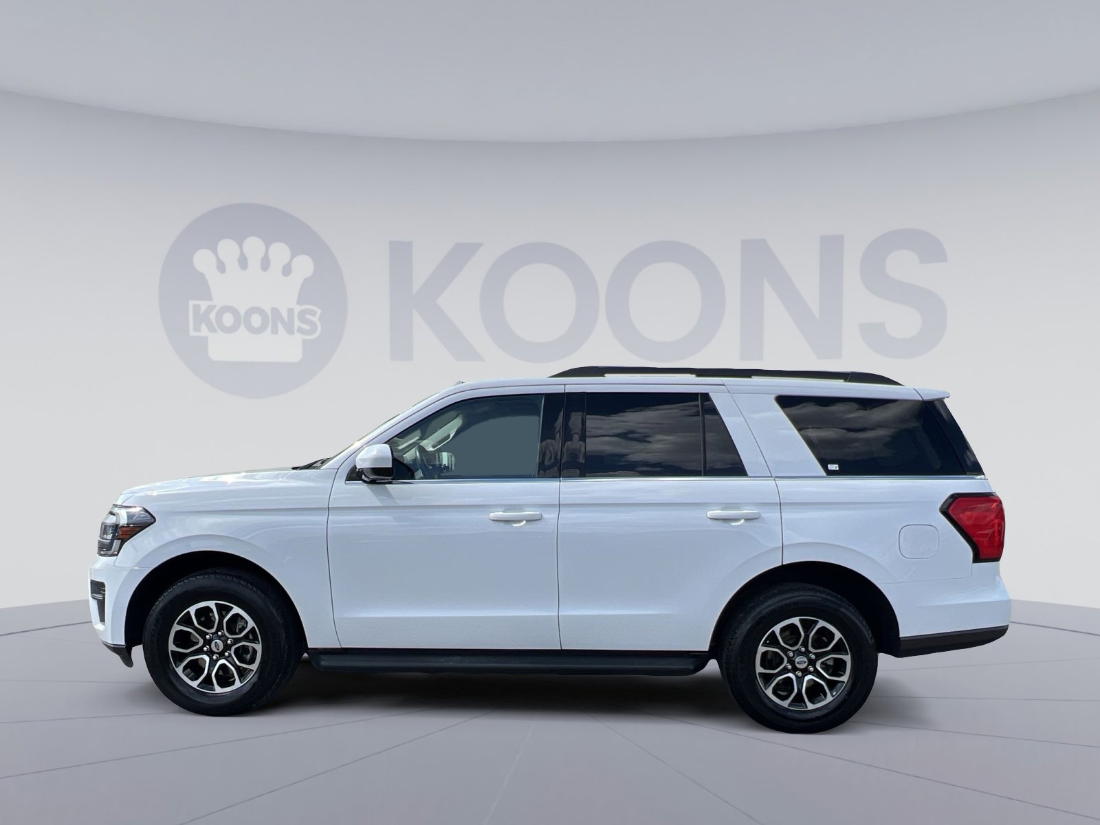 Used 2024 Ford Expedition XLT image 2