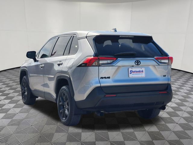 Used 2022 Toyota RAV4 LE image 4