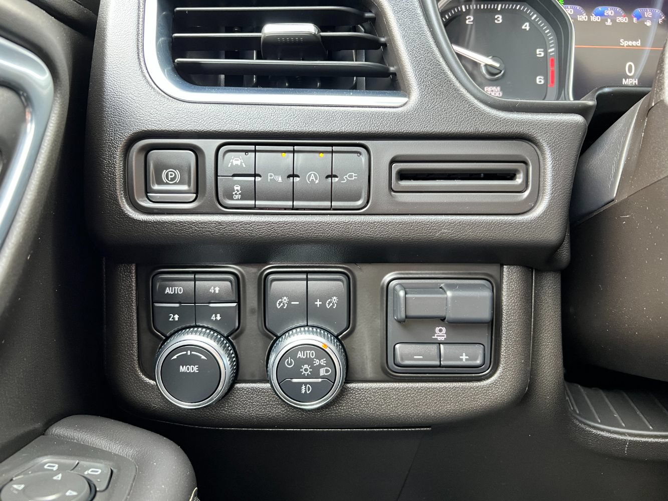 Used 2021 GMC Yukon SLT w/ Rear Media and Nav Package AWD/4WD image 15