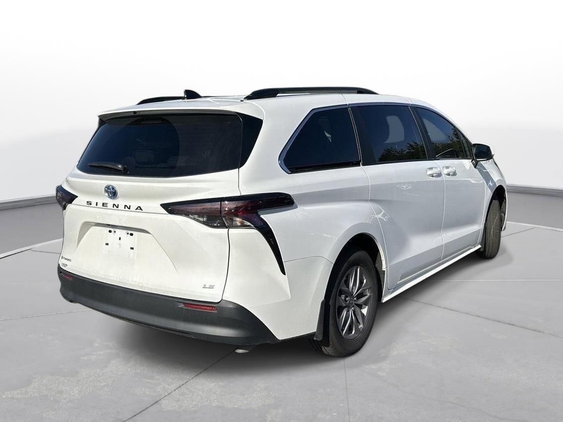 Used 2025 Toyota Sienna LE w/ LE Plus Package image 6
