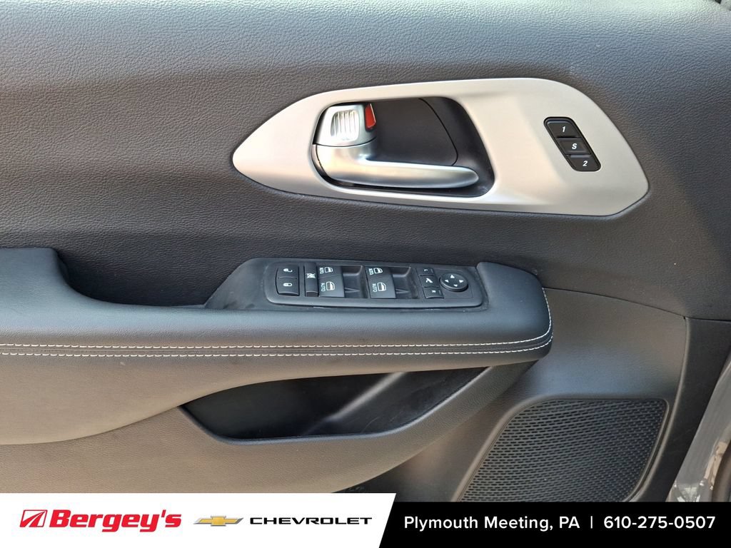 Used 2025 Chrysler Pacifica Limited FWD image 16