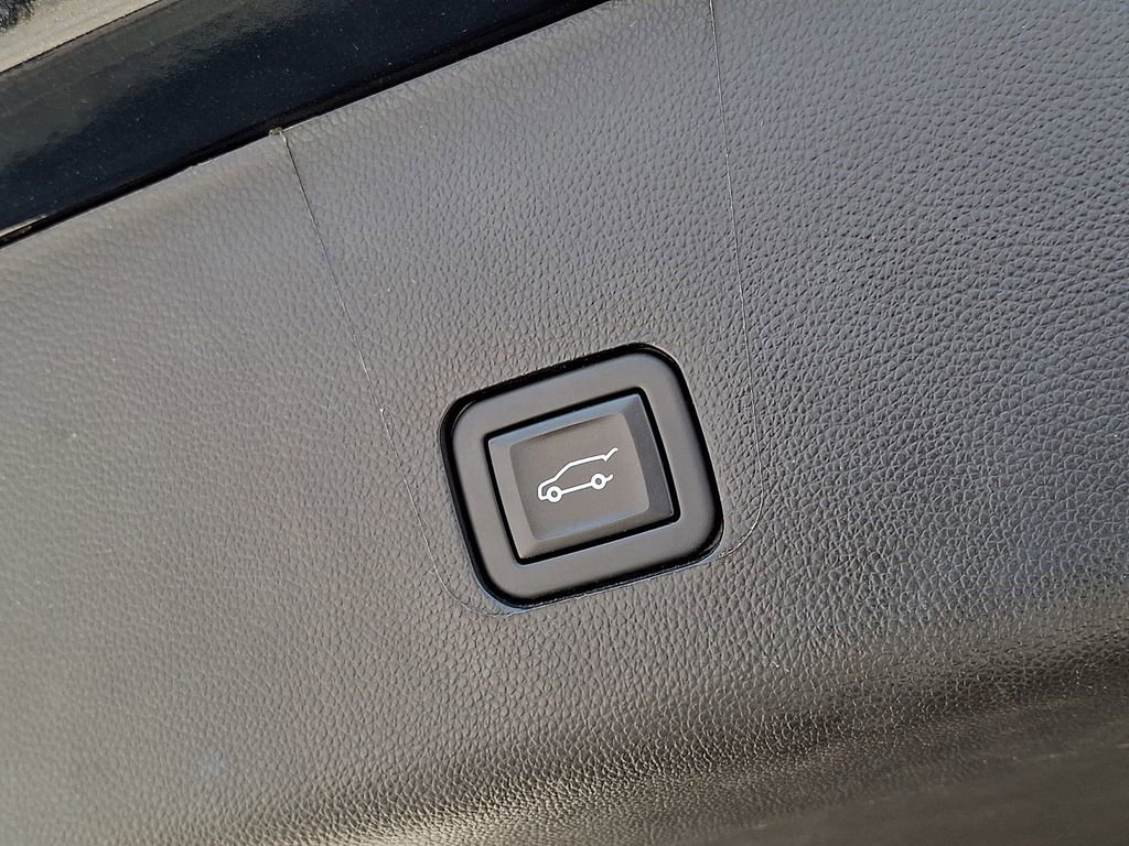 Used 2023 Chevrolet Traverse RS AWD/4WD image 29