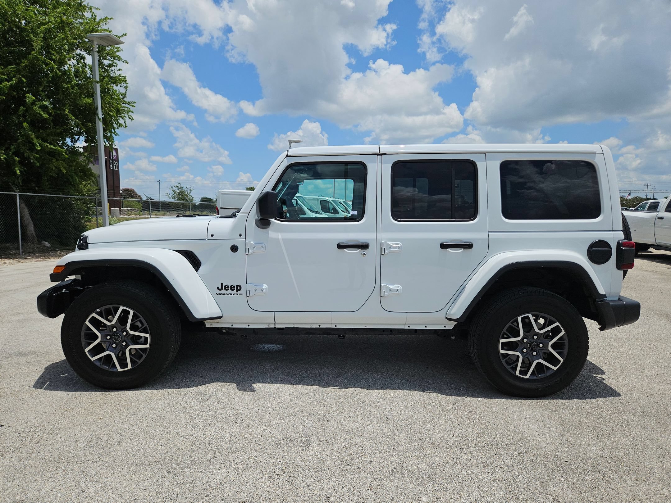 Used 2025 Jeep Wrangler Unlimited Sahara AWD/4WD image 6