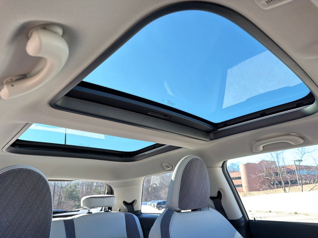 Used 2025 MINI Cooper 2-Door Hardtop image 12