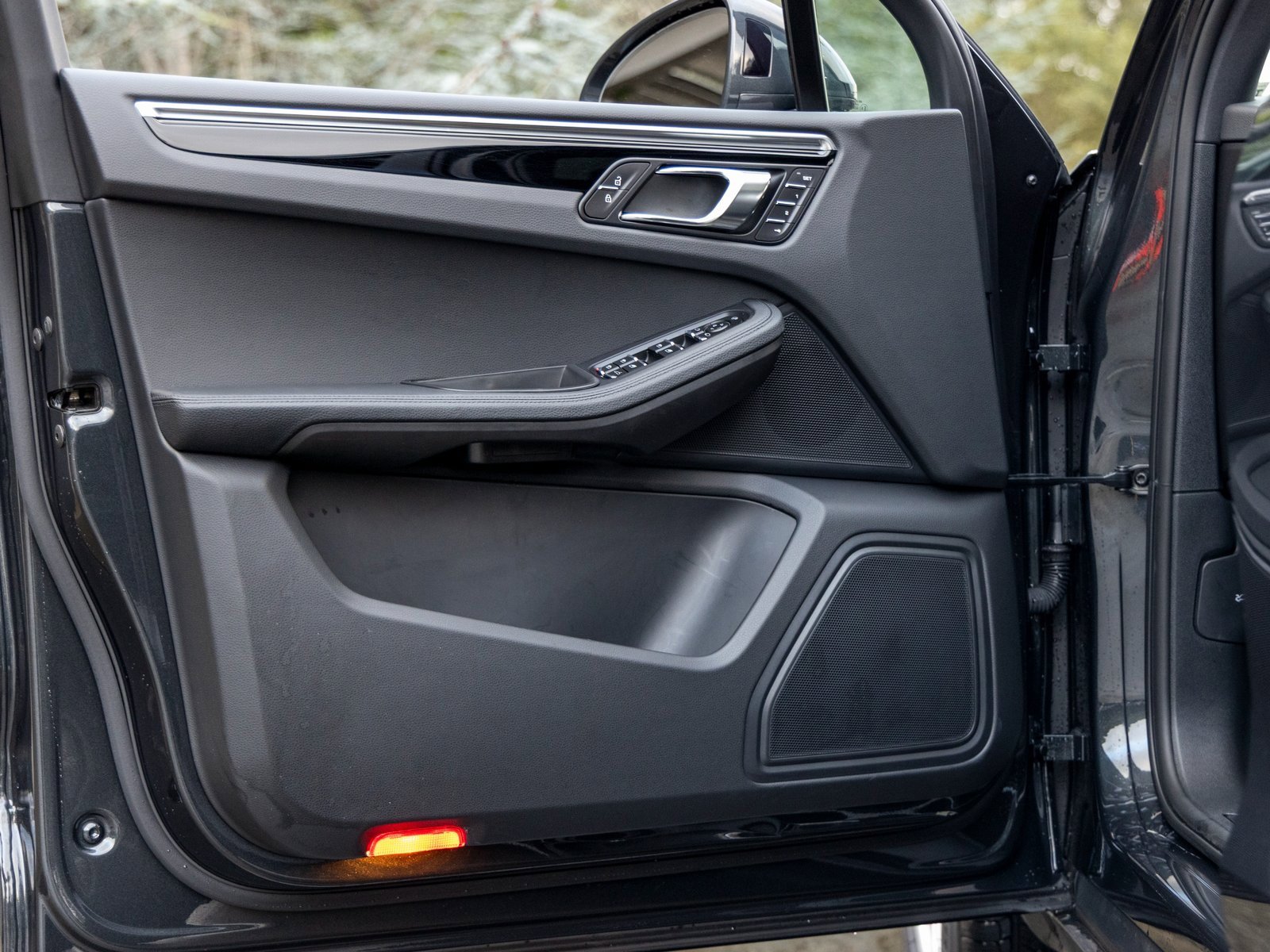 Certified 2025 Porsche Macan image 21