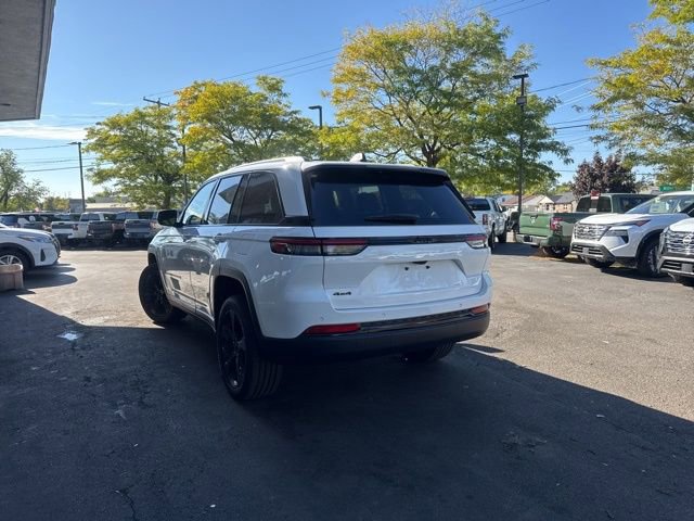 Used 2024 Jeep Grand Cherokee Altitude image 4