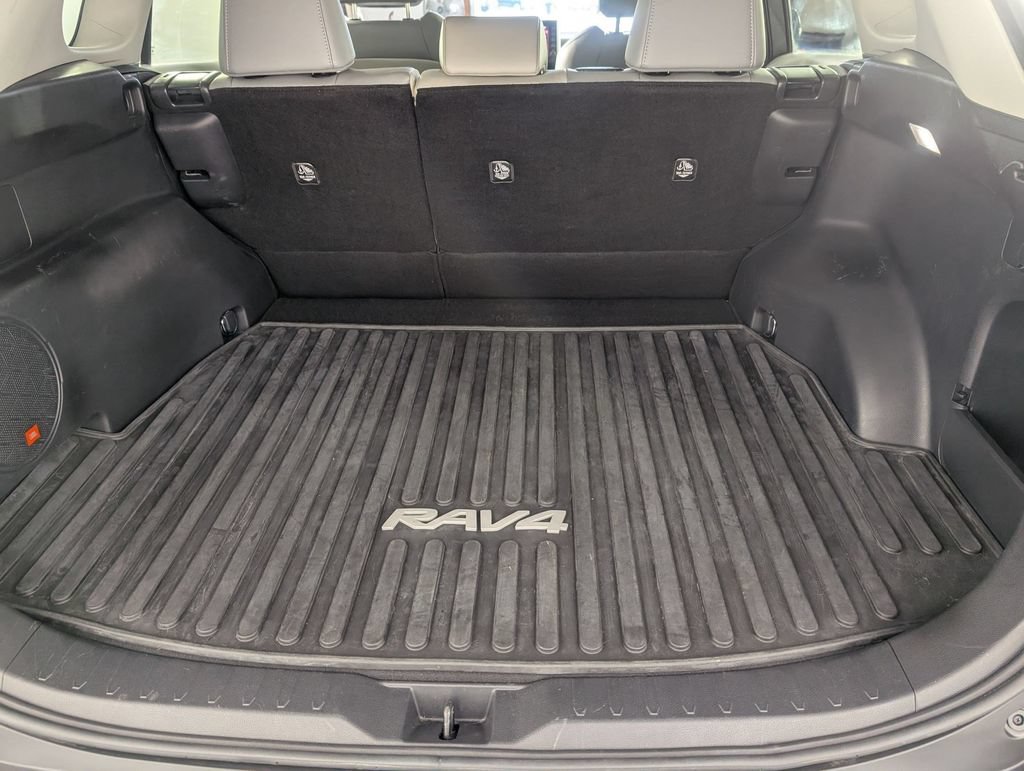 Used 2022 Toyota RAV4 XLE Premium AWD/4WD image 31