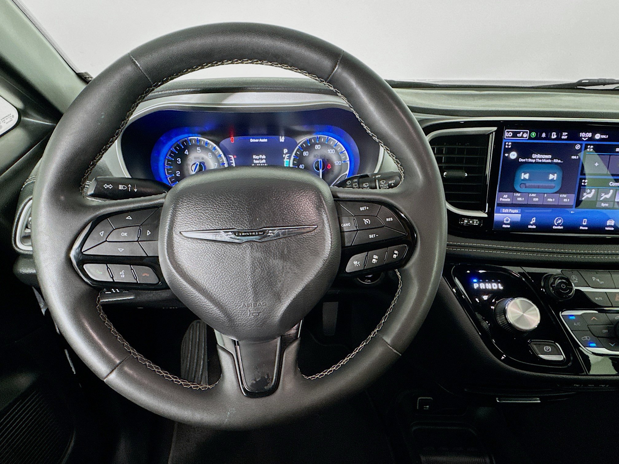 Used 2023 Chrysler Pacifica Touring FWD image 11