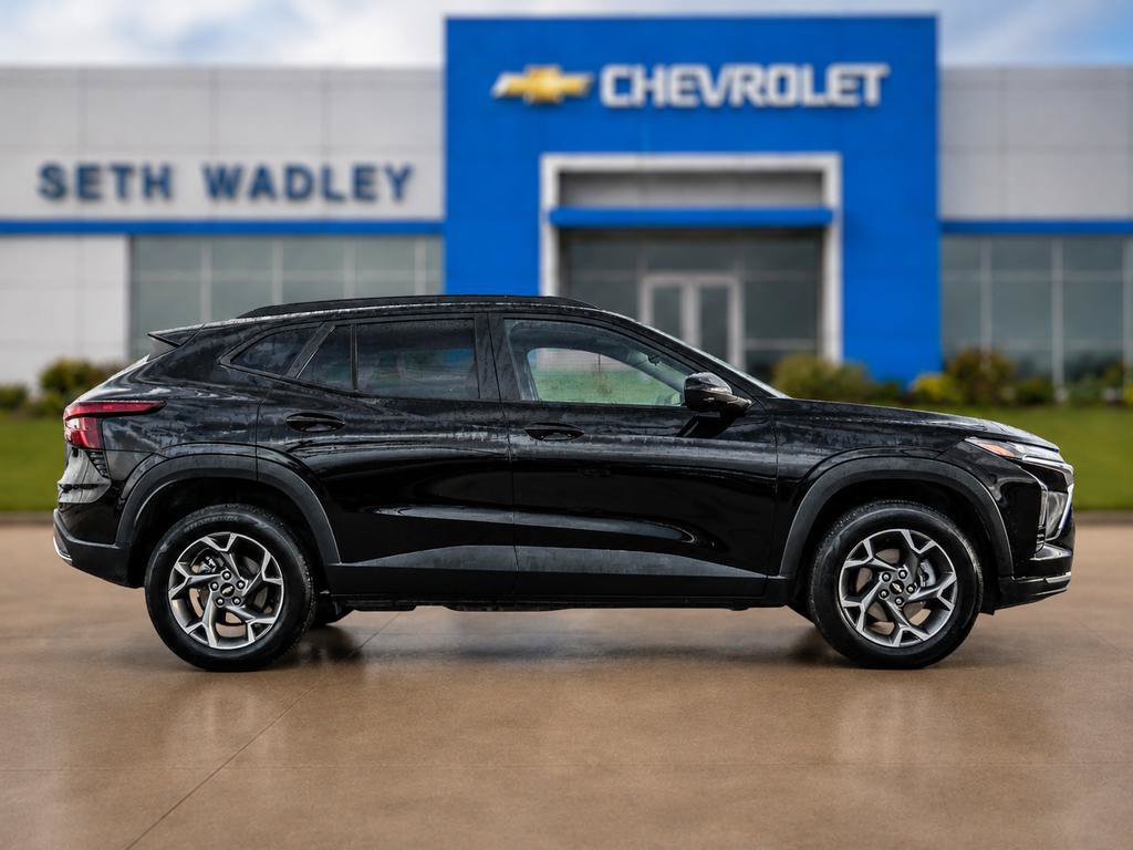 Used 2025 Chevrolet Trax LT FWD image 8