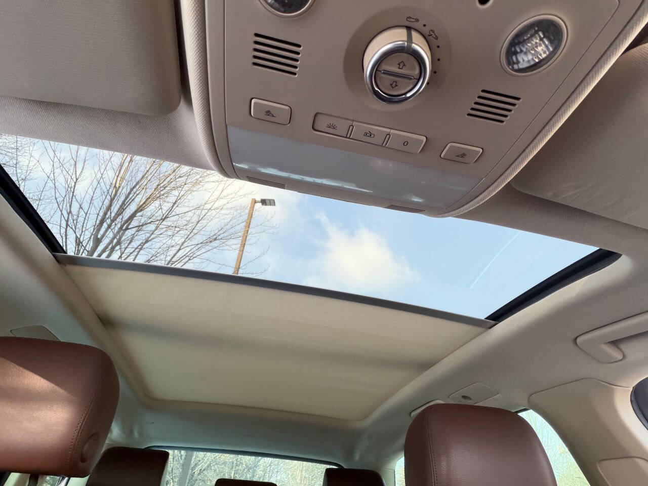 Used 2013 Volkswagen Touareg Sport image 31