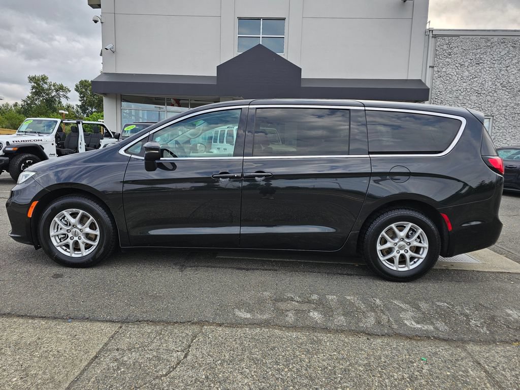 Used 2023 Chrysler Pacifica Touring-L FWD image 7