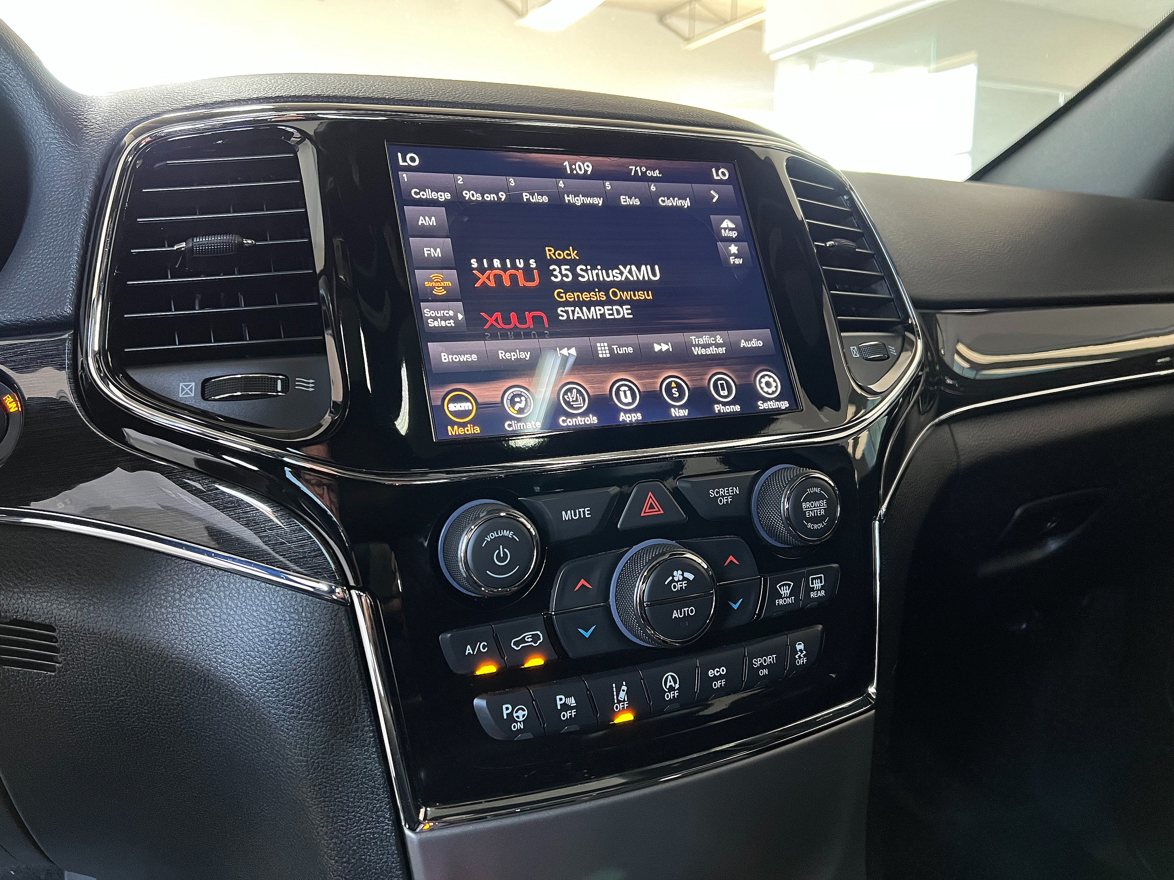 Used 2020 Jeep Grand Cherokee Trailhawk w/ Premium Lighting Group AWD/4WD image 14