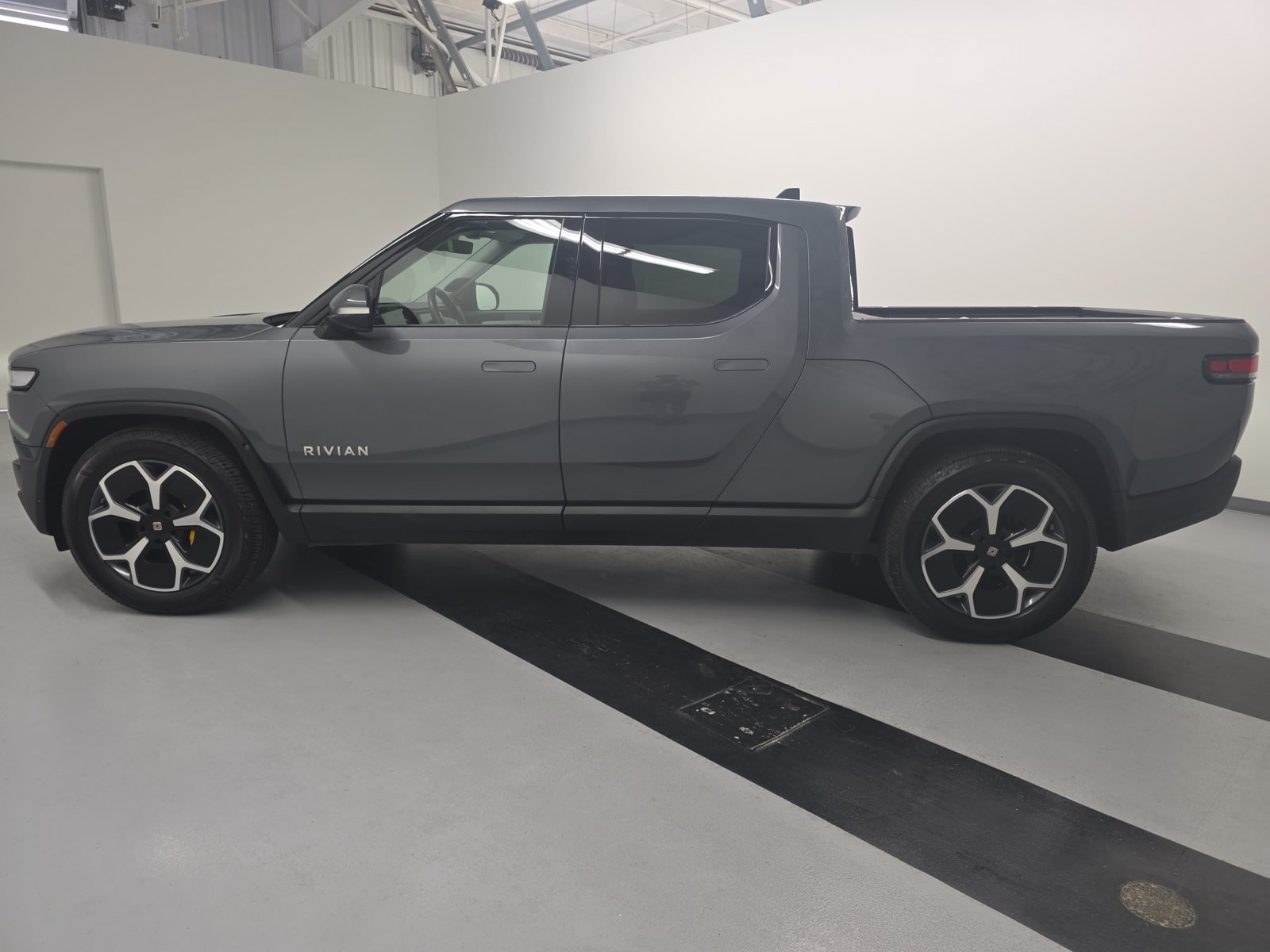 Used 2022 Rivian R1T Adventure AWD/4WD image 2