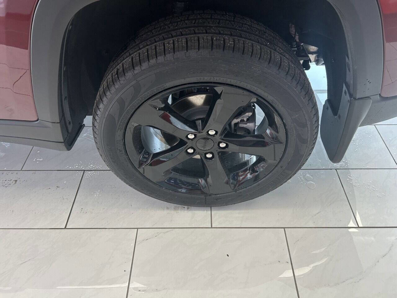 New 2024 Jeep Grand Cherokee Limited w/ Black Appearance Package image 7