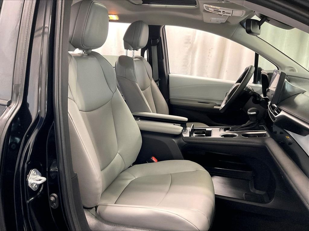 Used 2025 Toyota Sienna XLE w/ XLE Plus Package AWD/4WD image 11