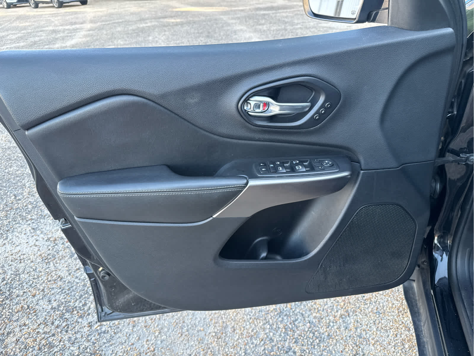 Used 2019 Jeep Cherokee Limited FWD image 19