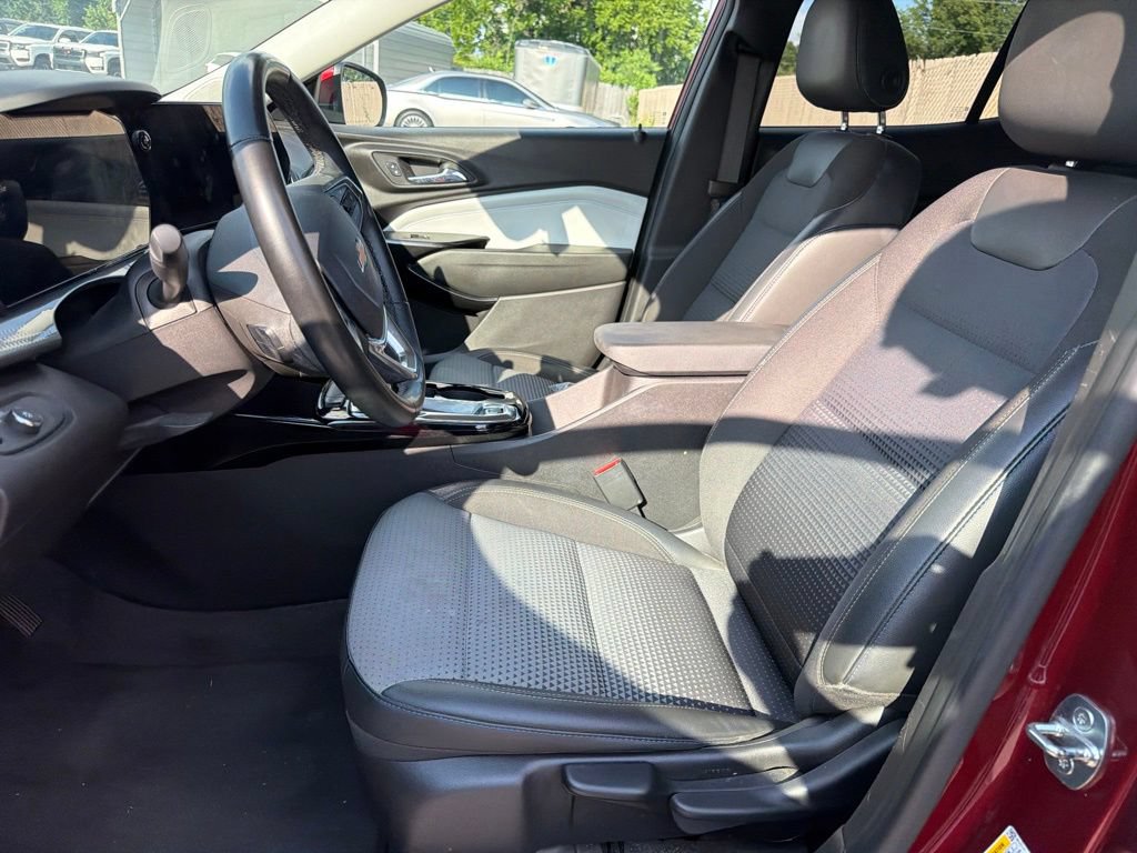 Used 2024 Chevrolet Trax LT w/ Driver Confidence Package FWD image 11