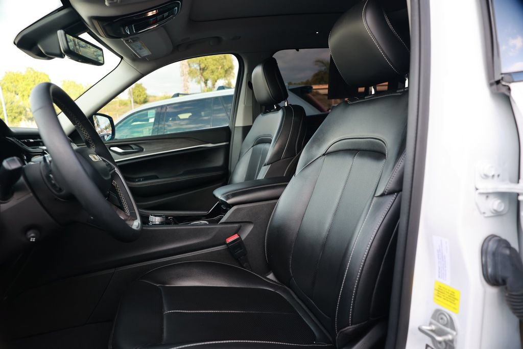 Used 2023 Jeep Grand Cherokee L Limited w/ Luxury Tech Group II RWD image 17