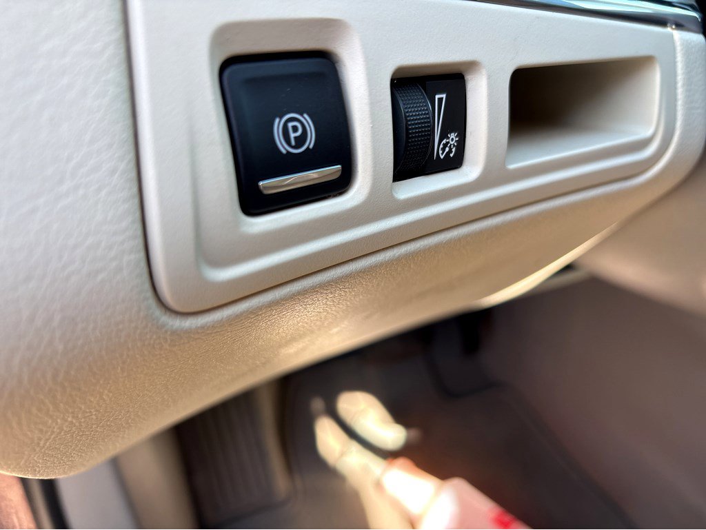 Used 2017 Cadillac XT5 Luxury w/ Driver Awareness Package image 16