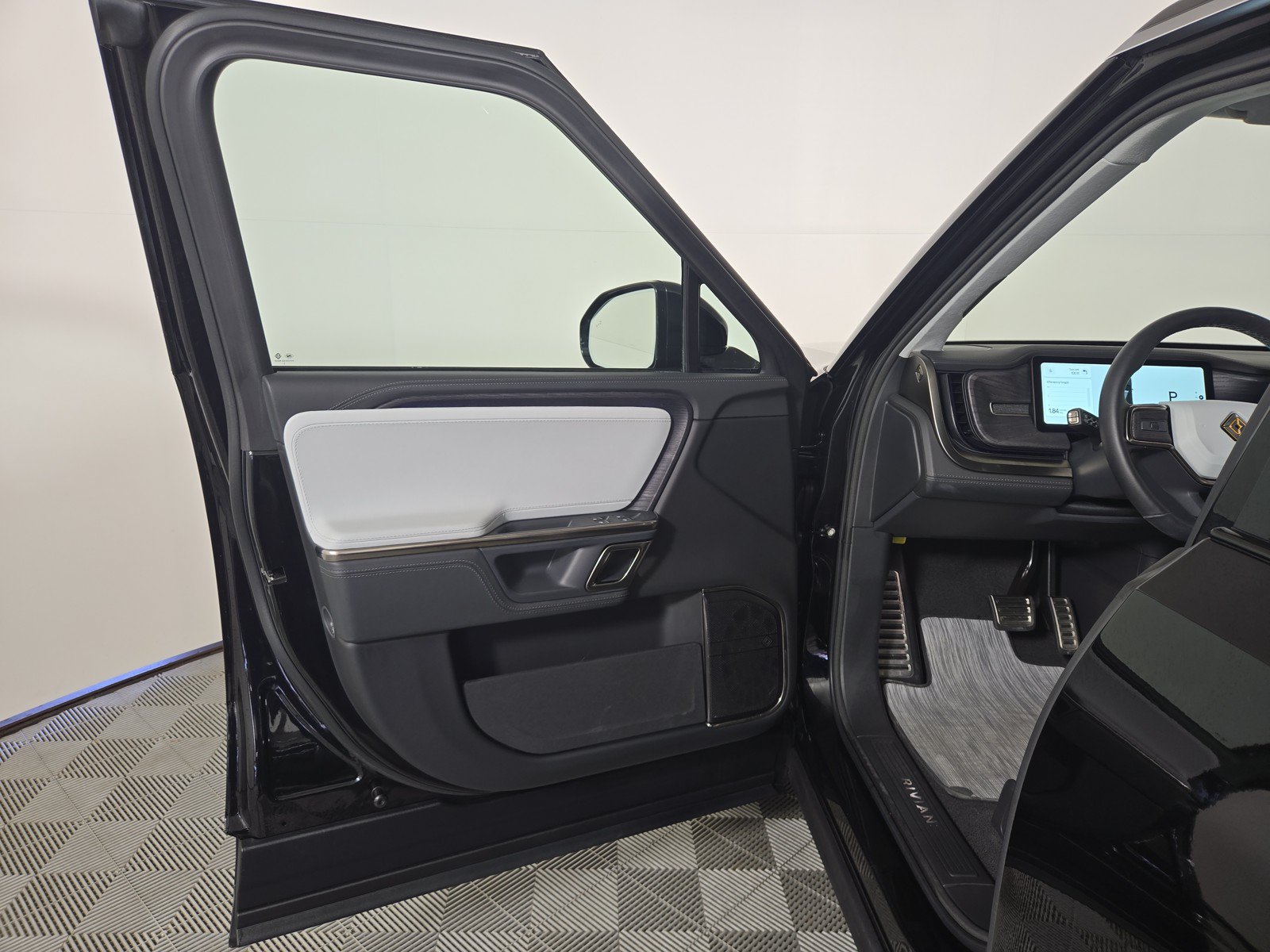 Used 2024 Rivian R1S Adventure AWD/4WD image 16