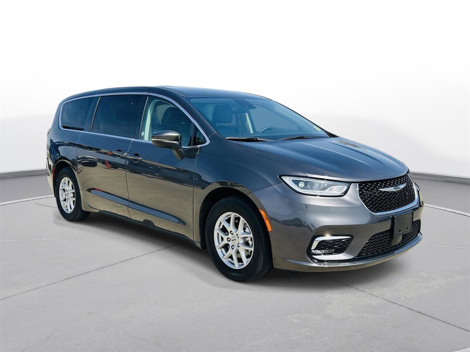 Used 2023 Chrysler Pacifica Touring-L image 2
