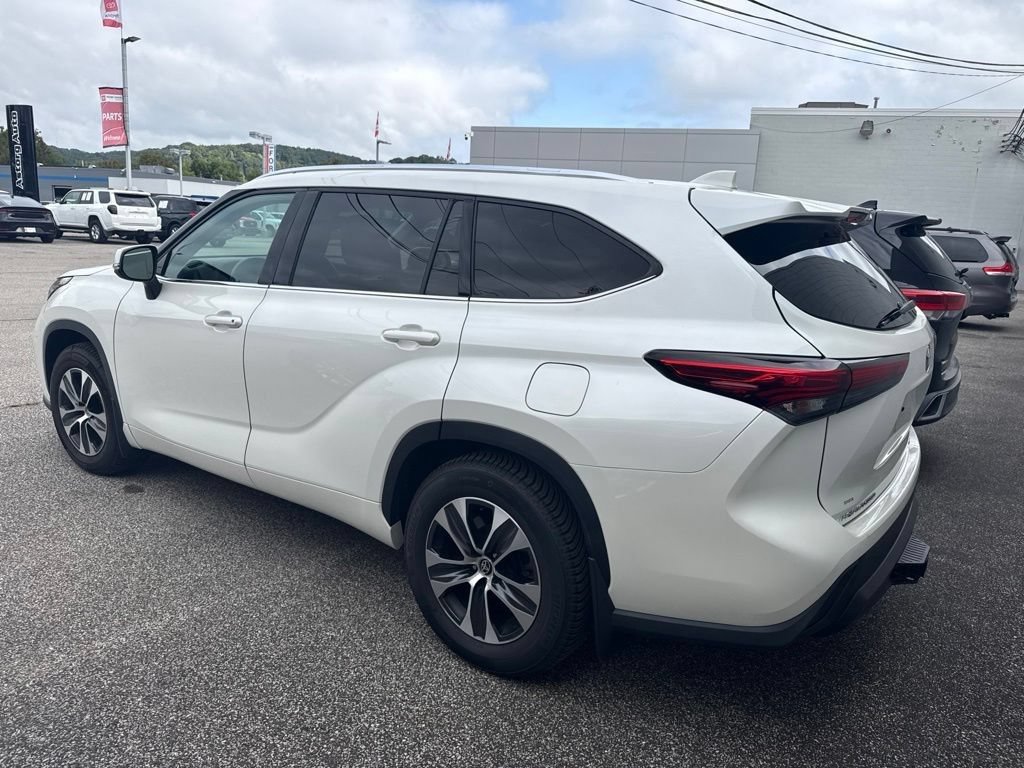 Used 2021 Toyota Highlander XLE AWD/4WD image 4