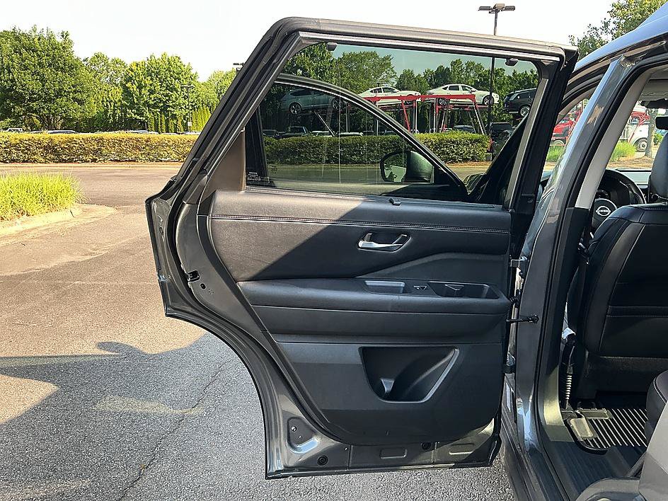 Certified 2025 Nissan Pathfinder Platinum w/ Cargo Package FWD image 23