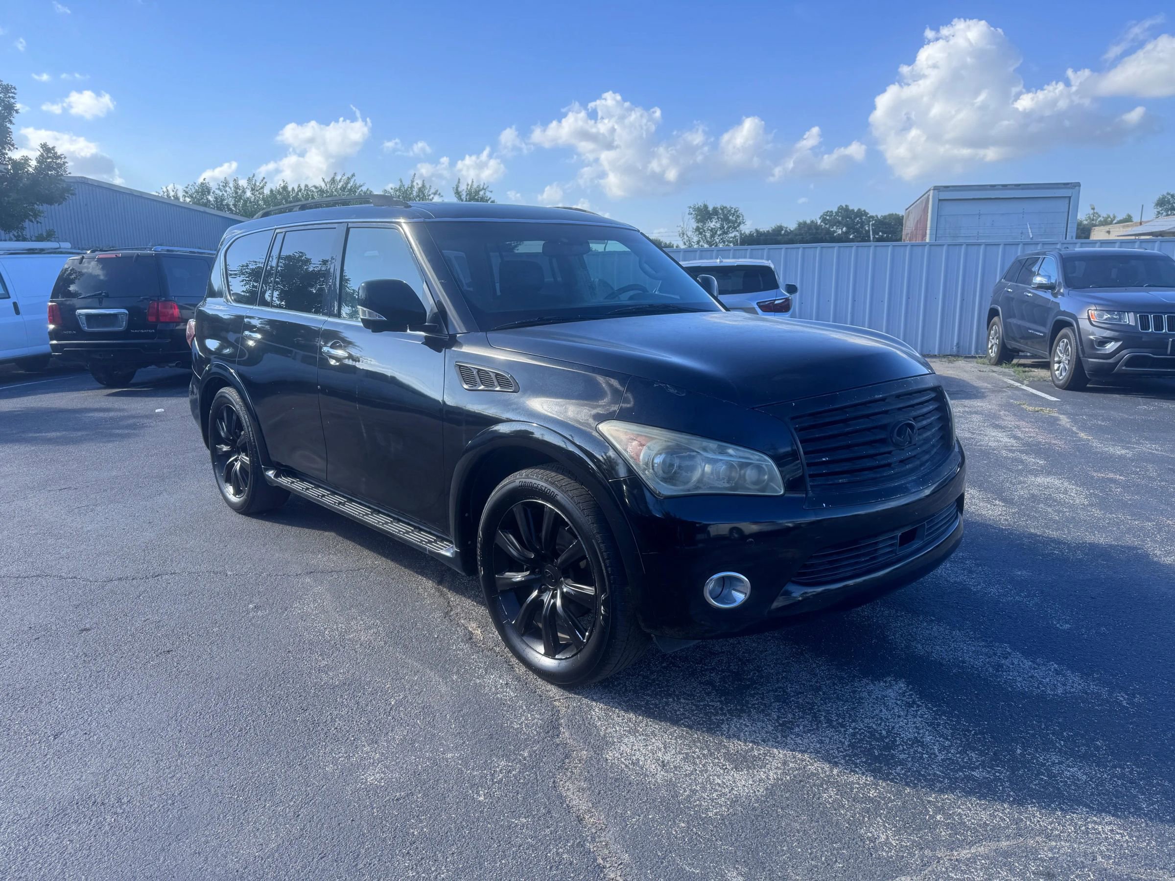 Used 2011 INFINITI QX56 2WD w/ Deluxe Touring Pkg image 3