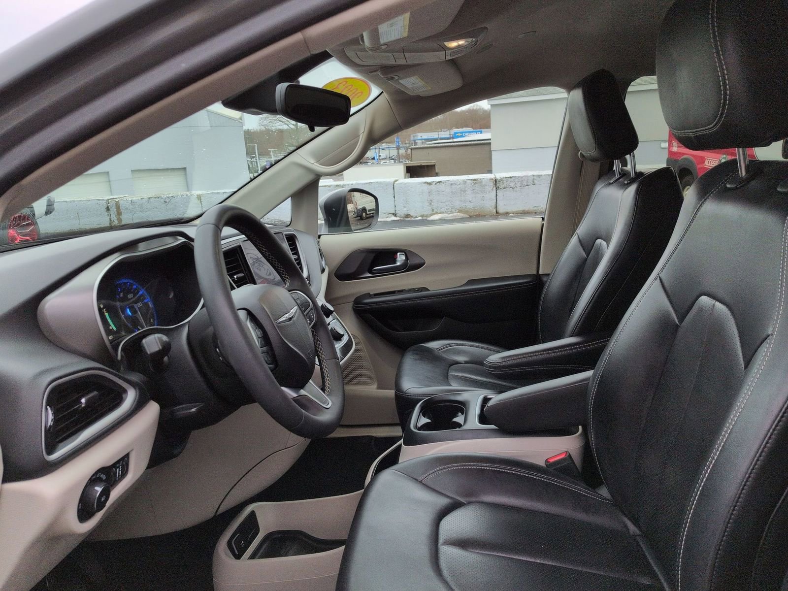 Used 2023 Chrysler Pacifica Touring-L image 10