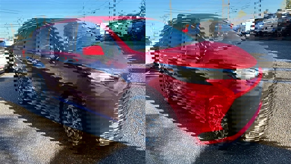 Used 2025 Toyota Sienna XLE image 3