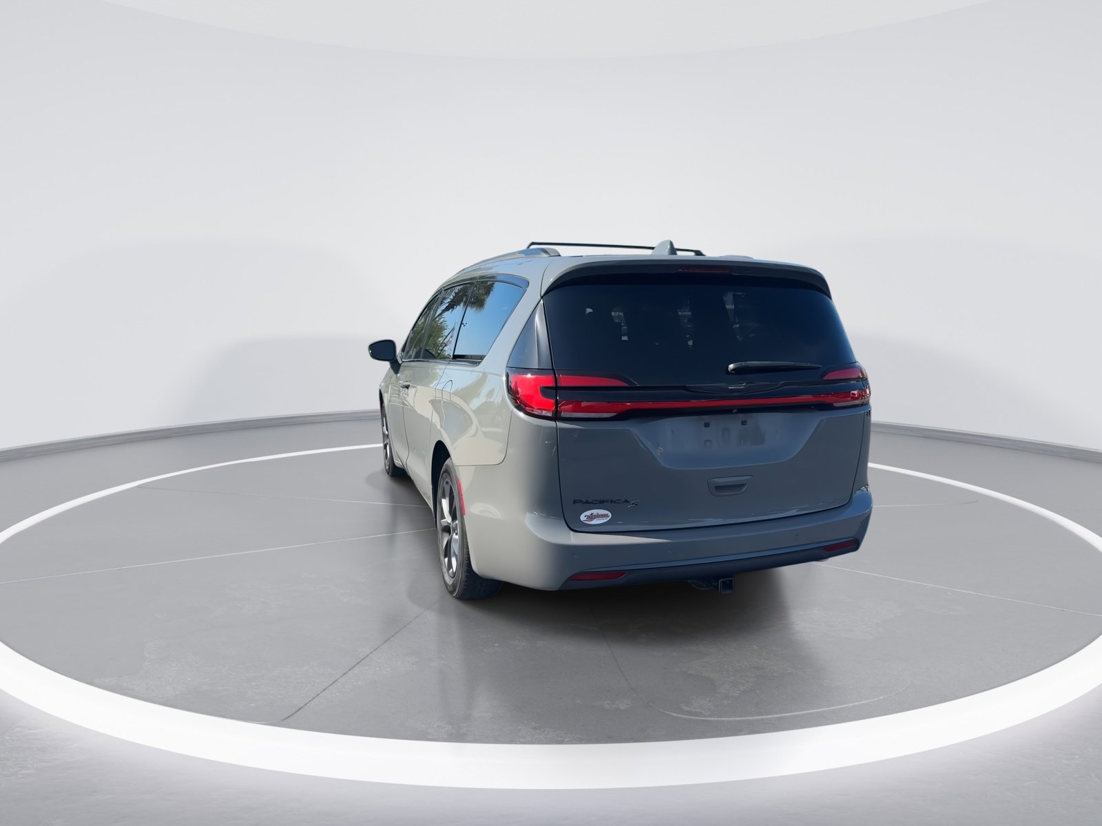Used 2021 Chrysler Pacifica Touring-L w/ Uconnect Theater Family Group image 8