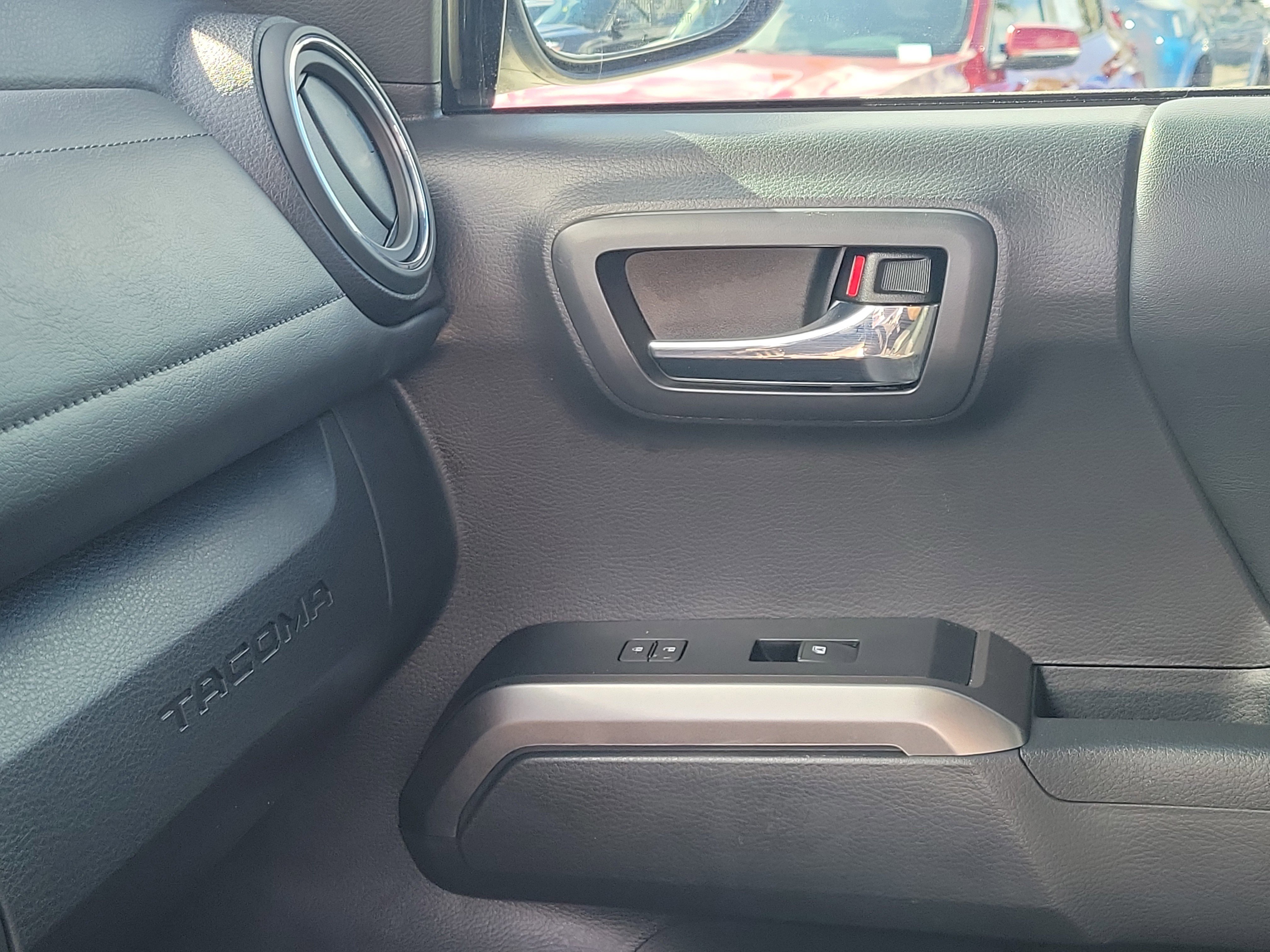 Used 2022 Toyota Tacoma Limited image 31